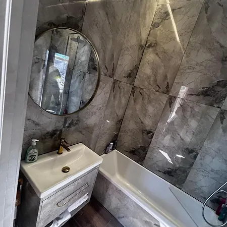 Modern Flat In Centre, Self Check-in, Free Parking Apartment *